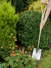 files/stainlesssteelborderspade_kentandstowe_70100013_0002_a_lifestyle.jpg